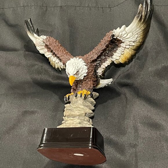 Eagle Landing on the Rock Statue - Picture 5 of 5